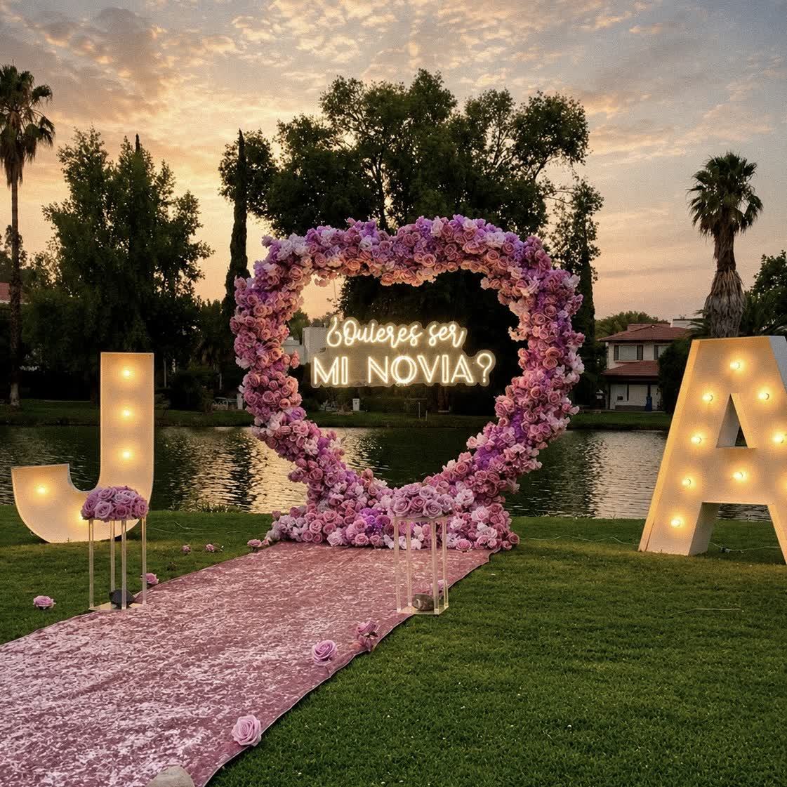 Corazón de rosas lila junto al lago para pedida de noviazgo