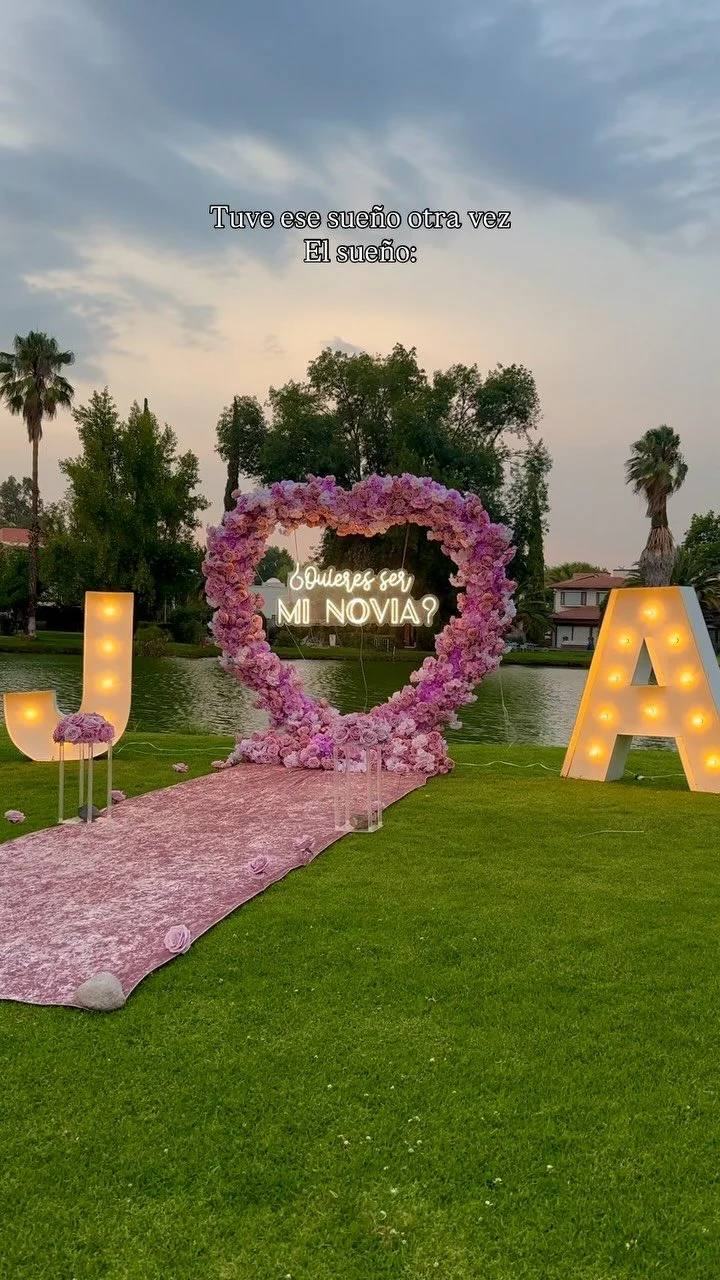 Pedida romántica con corazón de rosas